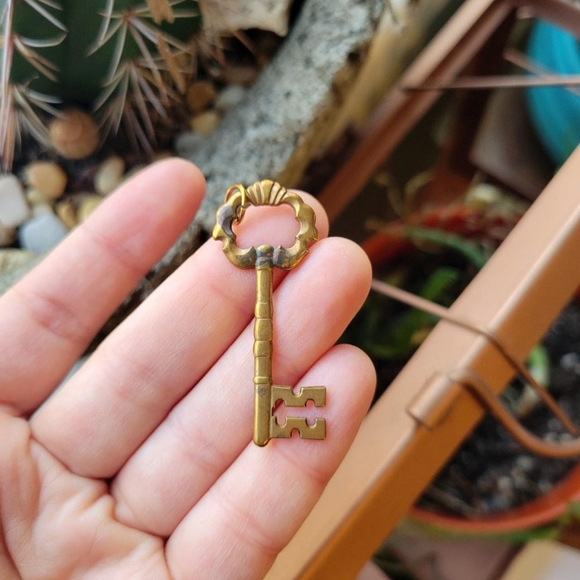Vintage Bronze Skeleton Key Art Deco Style Pendant - Picture 4 of 5